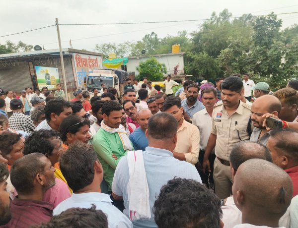 समोदा में जब्त 35.05 मीट्रिक टन खाद की नीलामी टली, भड़के किसानों ने किया चक्काजाम