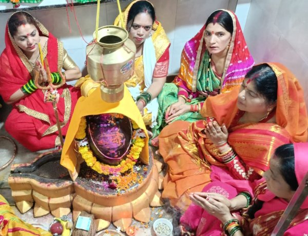 सावन के अंतिम सोमवार पर नर्मदेश्वर महादेव मंदिर में हुआ दुग्धाभिषेक एवं जलाभिषेक
