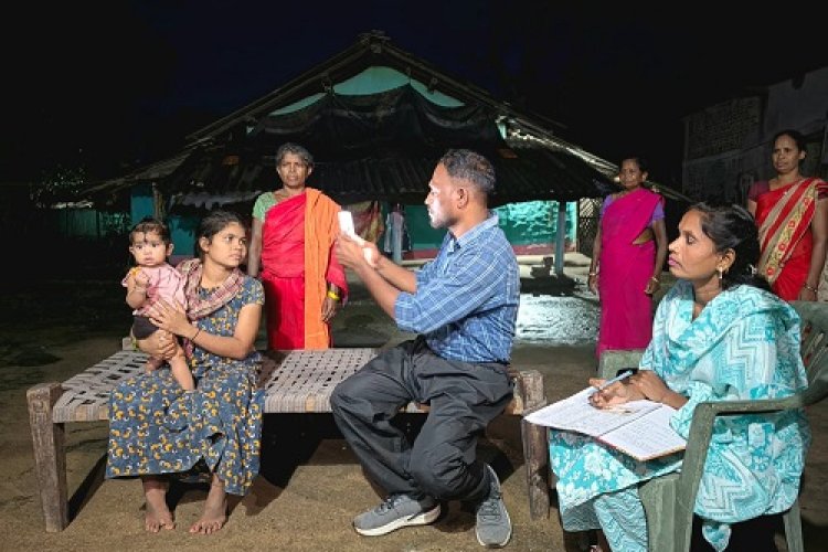 बारिश और अंधेरे को मात देकर स्वास्थ्य कर्मियों ने घर-घर पहुंचाया आयुष्मान का सुरक्षा कवच