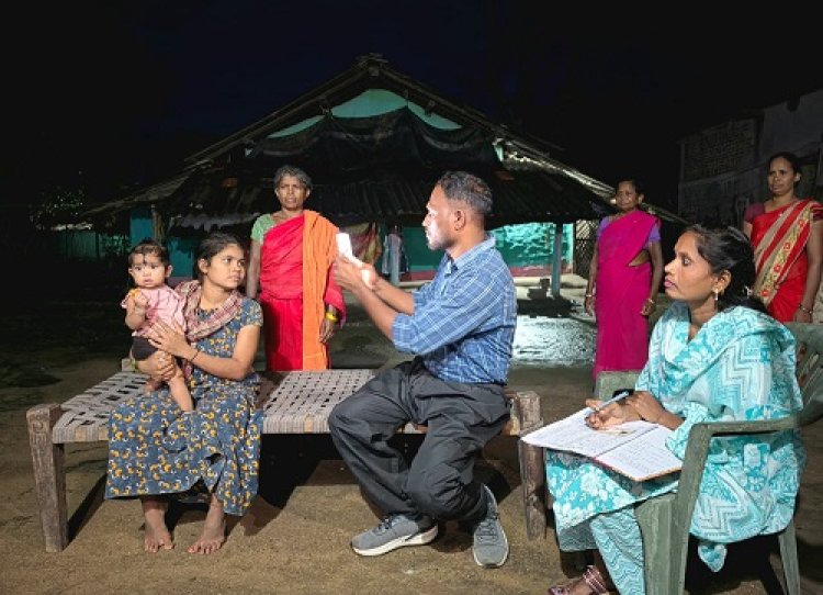 बारिश और अंधेरे को मात देकर स्वास्थ्य कर्मियों ने घर-घर पहुंचाया आयुष्मान का सुरक्षा कवच