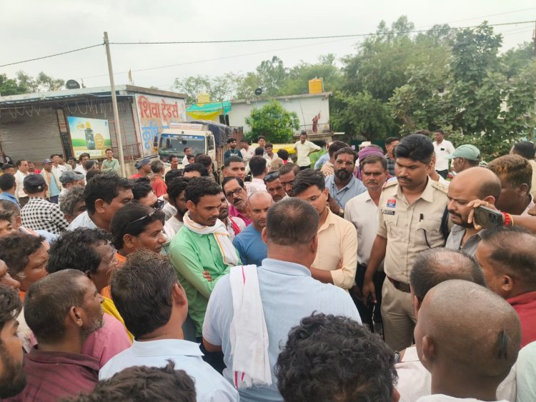 समोदा में जब्त 35.05 मीट्रिक टन खाद की नीलामी टली, भड़के किसानों ने किया चक्काजाम
