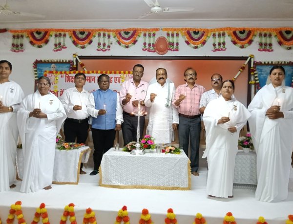 मूल्य आधारित शिक्षा से ही होगा राष्ट्र का नवनिर्माण आरंग में ब्रह्माकुमारी बहनों ने 75 शिक्षकों का किया भव्य सम्मान