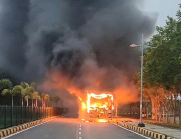 मंत्रालय के सामने कर्मचारी  BRTS बस में भीषण आग, धू-धू कर जली बस