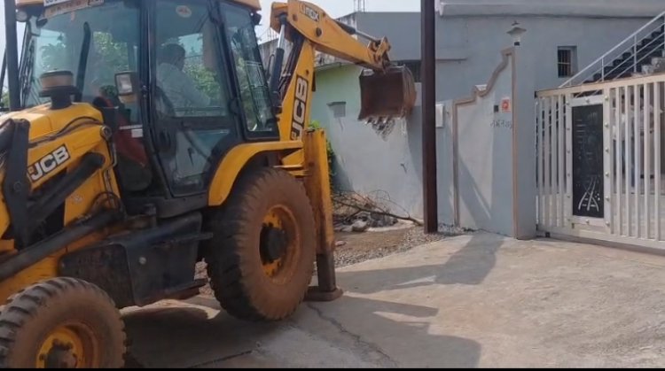 एनएचएआई की जमीन से हटाया गया अतिक्रमण, प्रशासन के सहयोग से तोड़ी गई अवैध बाउंड्री