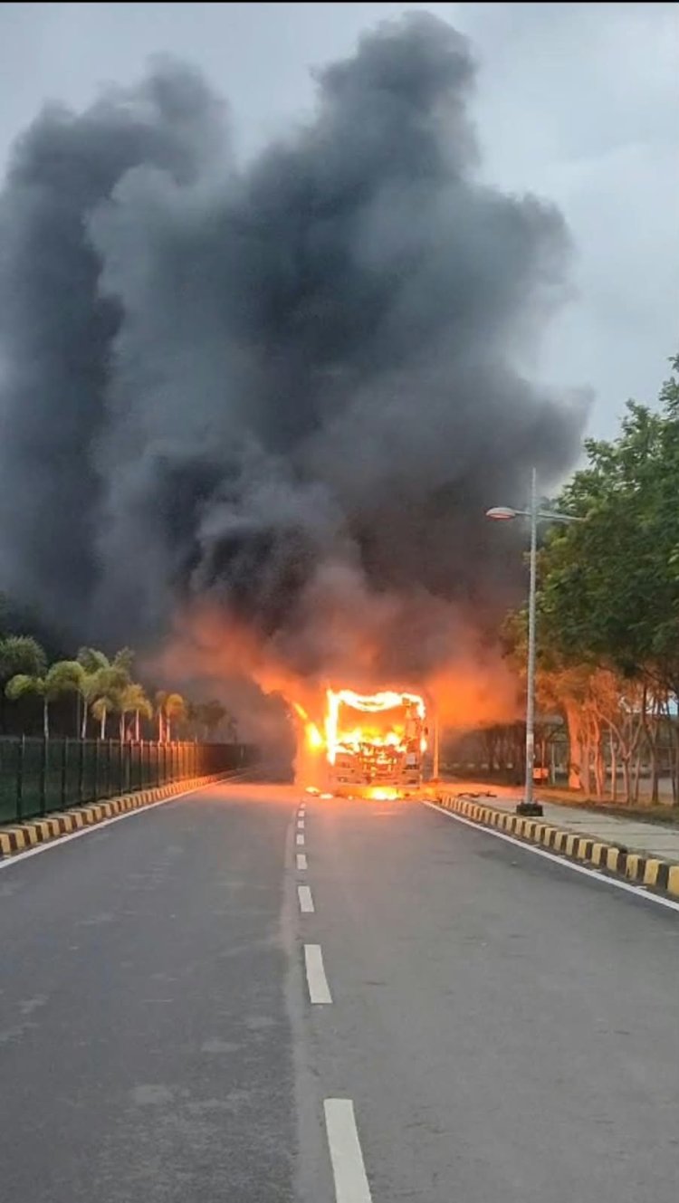 मंत्रालय के सामने कर्मचारी  BRTS बस में भीषण आग, धू-धू कर जली बस