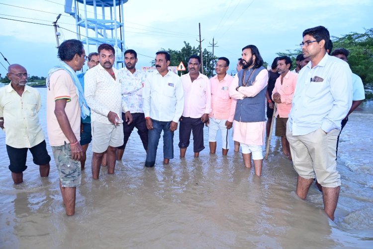 बाढ़ प्रभावितों के बीच पहुंचे मंत्री गुरु खुशवंत साहेब, कागदेही में लिया हालात का जायजा