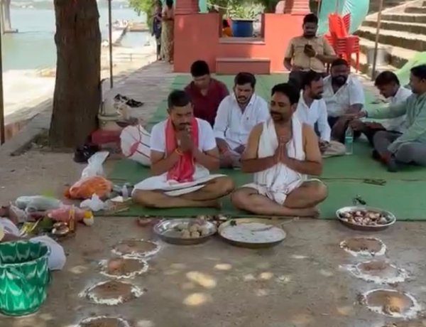 जिन पितरों को स्मरण करने वाला कोई नहीं, उनके लिए राजिम संगम में किया श्राद्ध-तर्पण